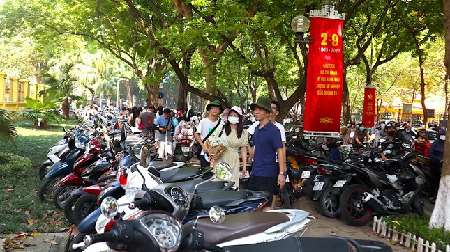 Cao điểm vào 10h, các địa điểm như: cổng trường THPT Phan Đình Phùng; khu vực di tích Cửa Bắc, đoạn ngã tư giao với đường Nguyễn Biểu lượng khách đổ về rất đông để chụp ảnh.