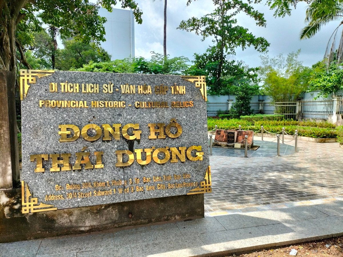 Đồng hồ Thái Dương (còn gọi là đồng hồ đá) do ông Lưu Văn Lang (còn gọi bác Vật Lang, 1880-1969, là kỹ sư ngành công chánh đầu tiên của Nam Bộ được đào tạo ở Pháp) xây dựng khoảng năm 1913, đặt trước khuôn viên dinh Tỉnh trưởng Bạc Liêu thời Pháp thuộc. Hiện, di tích nằm trên đường 30/4, phường 3, thành phố Bạc Liêu.