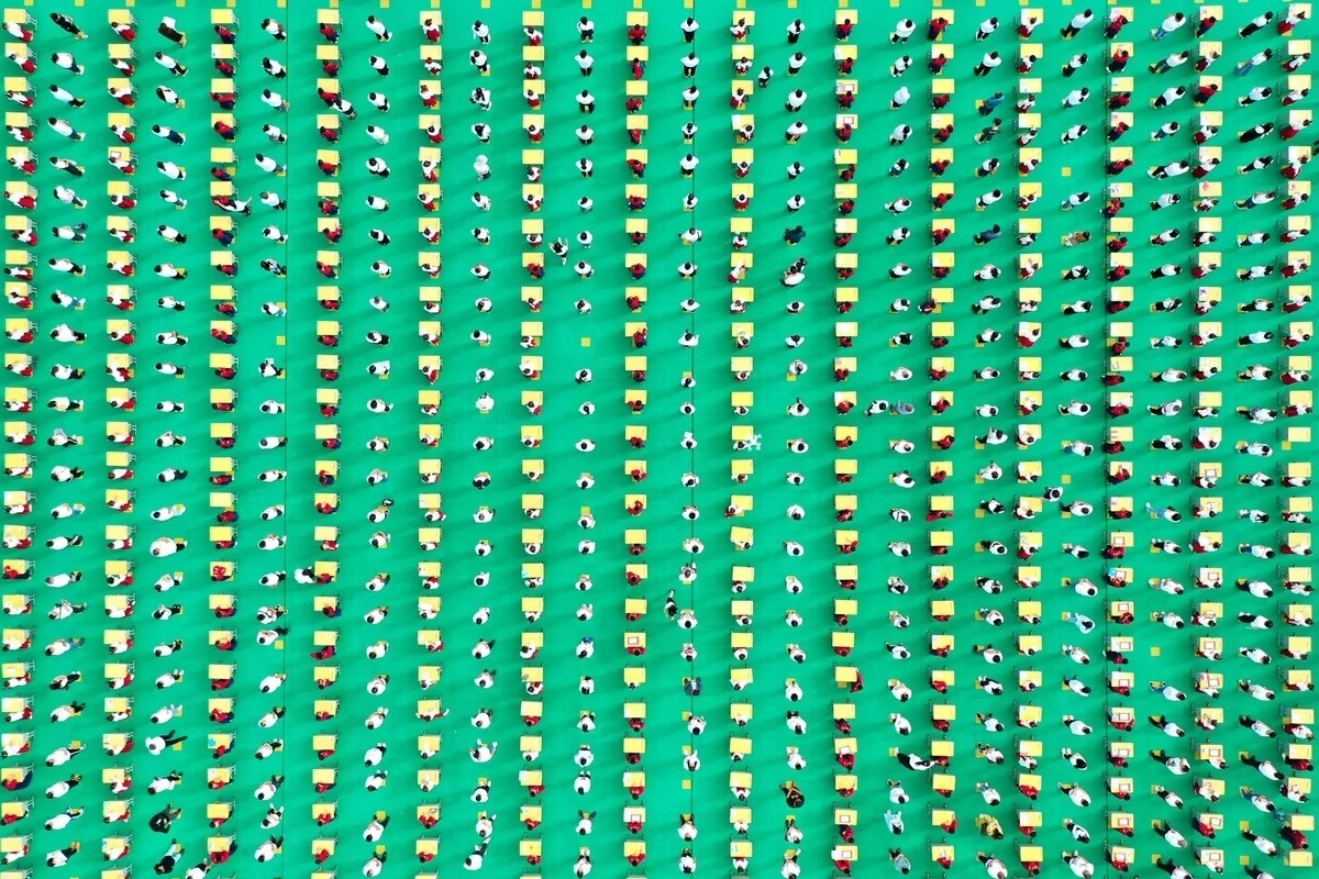 Các em học sinh lớp 1 tham gia sự kiện tìm hiểu văn hóa truyền thống tại một trường tiểu học ở huyện An Long, tỉnh Quý Châu phía Tây Nam Trung Quốc, ngày 28/8. Ảnh: Getty.