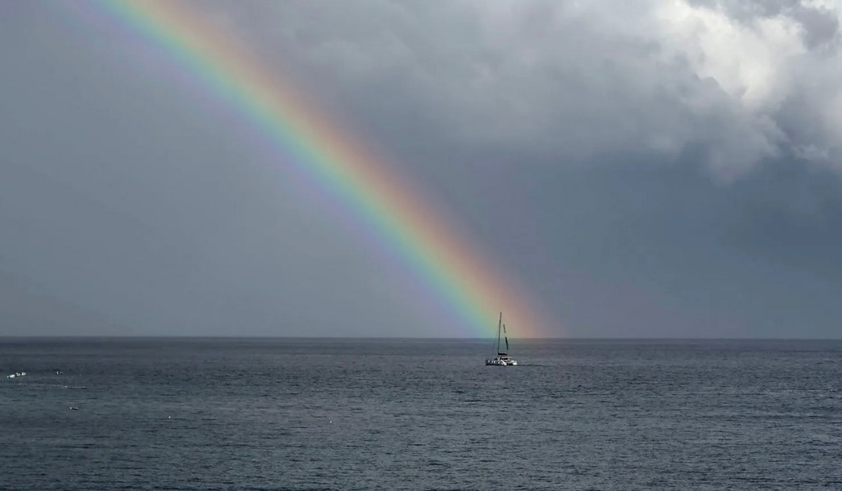Cầu vồng xuất hiện sau trận mưa lớn tại khu vực biển Adriatic trên đảo Brac, Croatia, ngày 30/8. Ảnh: Reuters.