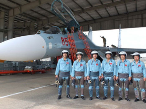 Phi công lái Su-30MK2.