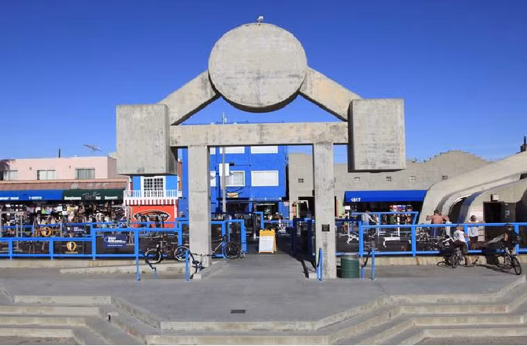 8.Los Angeles đứng ở vị trí thứ tám. Thành phố bị đánh giá là vô hồn nhưng với những người khác nó cung cấp cơ hội làm giàu. Xếp đầu về chỉ số kinh doanh.