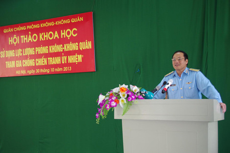 Trung tướng Phương Minh Hoà, UVTW Đảng, Tư lệnh Quân chủng PK-KQ phát biểu chỉ đạo Hội thảo.