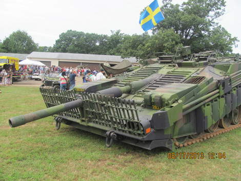 Dàn lưới sắt lắp phía trước chiếc Stridsvagn 103.