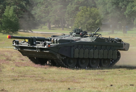 Stridsvagn 103 đi tiến cũng nhanh như đi lùi.