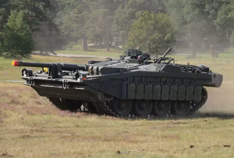 Stridsvagn 103 đi tiến cũng nhanh như đi lùi.