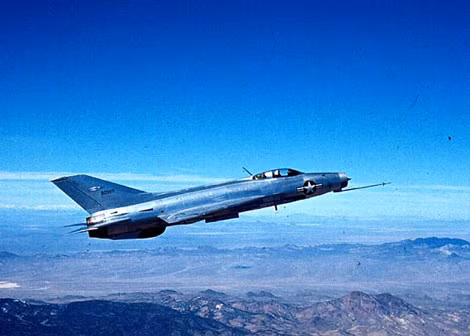 Chiếc MiG-21 được sơn phù hiệu Không quân Mỹ bay trên khu vực 51.