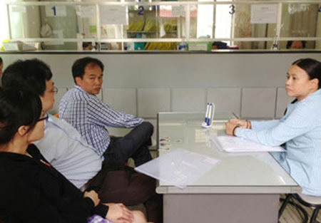 Người hành nghề y dược tư nhân đến phòng tiếp nhận và trả hồ sơ Sở Y tế TPHCM ngày 18/9. Ảnh: TÙNG SƠN