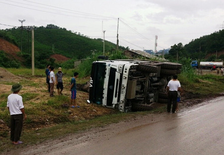 Chiếc xe tải lật ngang đường vào chiều ngày 1/9.