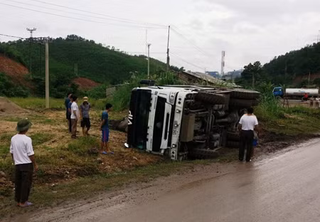 Chiếc xe tải lật ngang đường vào chiều ngày 1/9.