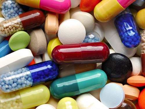 Thuốc kháng sinh, thuốc giảm đau: Penicillin và các loại kháng sinh là nguyên nhân phổ biến của các trường hợp sốc phản vệ trong y học. Ngoài ra, các loại thuốc gây mê, thuốc cản quang, thuốc giãn cơ, thuốc giảm đau như aspirin… đều có thể gây ra hiện tượng trên.