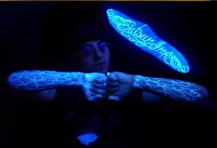 Một số chất màu là các hợp chất hữu cơ lấy từ than đá, dầu mỏ, các kim loại độc, có thể gây ung thư. Thêm nữa, vùng xăm còn dễ nhạy cảm với tia tử ngoại trong nắng gây ra nhiều tác hại khác.