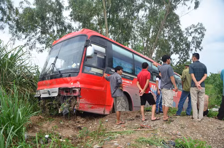 Phần đầu xe khách cũng bị hư hỏng nặng.