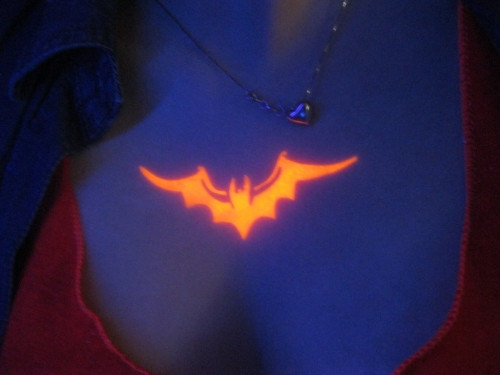 Với phương pháp chiếu tia laser, dù hiện đại đến đâu cũng khá vất vả khi phá các hình xăm màu, đặc biệt đối với xăm UV sẽ ăn sâu vào da thịt hơn so với xăm thông thường nên chắc chắn sẽ để lại những vết sẹo lớn. Lúc đó, chủ nhân nếu muốn vết xăm trở lại tình trạng ban đầu sẽ phải đi là thẩm mỹ rất tốn kém.