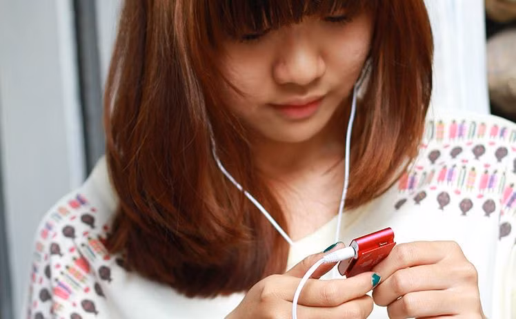 Dùng âm nhạc xoa dịu cơ thể: :Bạn nên bỏ thói quen vừa ăn vừa xem ti vi, thay vào đó là vừa ăn vừa nghe nhạc. Ngoài ra, mở nhạc khi làm đẹp tại nhà cũng sẽ mang lại hiệu quả bất ngờ