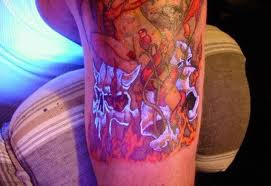 Gây nhiễm khuẩn, nhiễm virut: nếu dụng cụ xăm không được tiệt trùng hay tiệt trùng không đúng phương pháp nên không chỉ gây nhiễm vi khuẩn, virut thông thường như tụ cầu liên cầu mà còn có thể làm lây nhiễm chéo cả những vi khuẩn, virut gây các bệnh nguy hiểm theo đường máu như viêm gan, HIV...