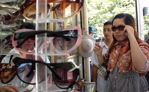 Bệnh đau mắt đỏ gia tăng đột biến nên nhiều cửa hàng kính mắt tại các khu vực như: BV Mắt TƯ, BV Mắt Hà Nội, số lượng kính bán ra cũng tăng đột biến, trong đó nhiều nhất là kính đen thời trang.