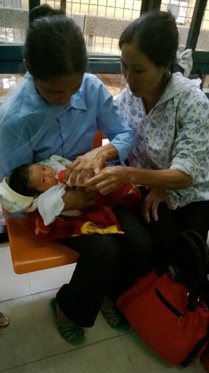 Bé sơ sinh này nhập viện vì ho nhiều khi trời chuyển lạnh.