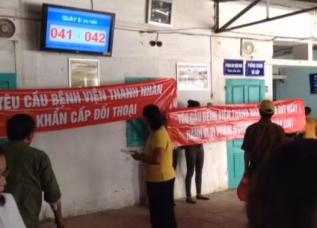 Căng băng rôn đòi quyền lợi trong bệnh viện Thanh Nhàn Căng băng rôn đòi quyền lợi trong bệnh viện Thanh Nhàn
