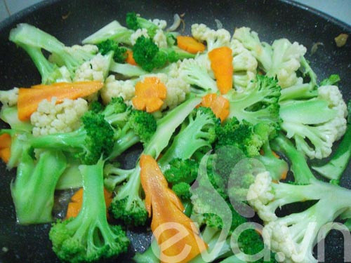 Súp lơ: Súp lơ có hàm lượng vitamin các loại phong phú, cứ mỗi 200g súp lơ tươi có thể cung cấp trên 75% vitamin A cần thiết cho cơ thể hoạt động trong một ngày ở người trưởng thành. Đặc biệt, lượng vitamin C dồi dào trong súp lơ nhiều hơn gấp 4-5 lần bắp cải, giá đỗ, nhiều hơn 3 lần so với lượng vitamin C có trong cam ngọt, cứ khoảng 100g súp lơ chứa khoảng 80mg vitamin C.