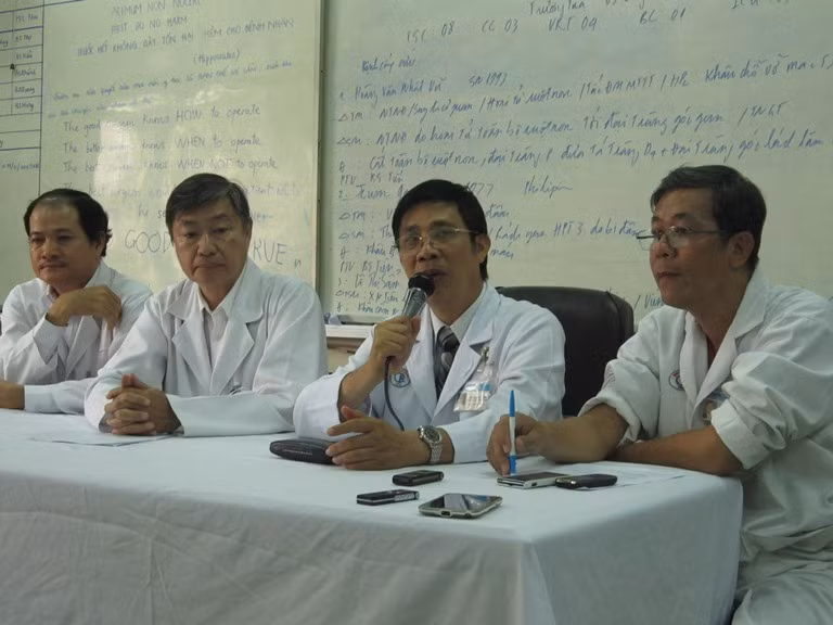 Các bác sĩ bệnh viện Chợ Rẫy TP HCM thông tin cho báo chí về ca ghép gan của bệnh nhân H.C.T. (Trong ảnh:TS BS Phạm Hữu Thiện Chí, Phó khoa ngoại Gan Mật Tụy BV Chợ Rẫy TP.HCM (người cầm micro) đang phát biểu trước báo giới.