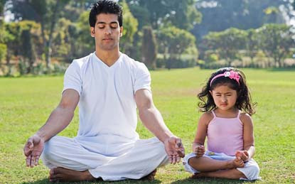 Gây hại cho trẻ em: Tập luyện yoga là cả một quá trình khó khăn và khắt khe bao gồm luyện thở, luyện asana và luyện trí. Việc luyện tập này đòi hỏi người tập phải tập trung được ý chí và năng lực của bản thân bằng những động tác chậm rãi và trong không gian tĩnh lặng.