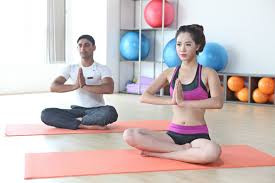 Nên chọn nơi mặt sàn bằng phẳng, đủ rộng để có thể thực hiện các động tác xoạc chân và đủ cao để bạn thực hiện động tác giơ thẳng tay lên cao.