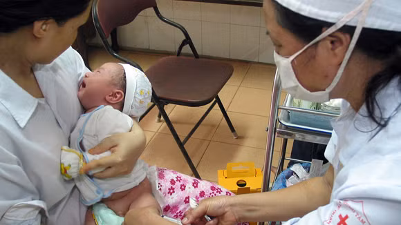 Những dấu hiệu của sốc phản vệ: Khi bạn tiếp xúc với bất kỳ tác nhân có thể gây dị ứng, nếu bạn thấy xuất hiện các triệu chứng như: khó thở, hoa mắt chóng mặt, ý thức chậm chạp, đau tức ngực, khó nuốt, phát ban, sưng nề, ngứa hoặc nổi mẩn da, buồn nôn, nôn, chóng mặt, tiêu chảy, đau bụng… hãy đến ngay các trung tâm cấp cứu để xử trí kịp thời tránh các biến chứng có thể nguy hiểm đến tính mạng.