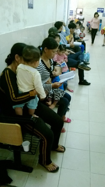 Theo ghi nhận của phóng viên, đại đa số các cháu nhập viện vì triệu chứng sốt, ho, ngạt mũi... nghi viêm phế quản và phổi.