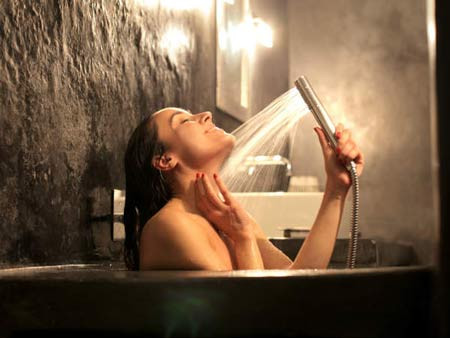 Tắm nóng bằng vòi hoa sen: Tắm nóng bằng vòi hoa sen thực sự giúp xua tan mọi căng thẳng. Tráng lại bằng chút nước lạnh sau khi tắm nóng sẽ giúp tăng cường sinh lực cho mọi tế bào trong cơ thể.