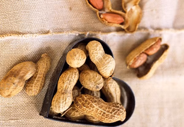 Đậu phộng : Đậu phộng là tác nhân phổ biến nhất gây tử vong liên quan đến dị ứng thức ăn. Nó có thể gây ra sốc phản vệ - một phản ứng mà có thể gây tử vong nếu không được điều trị ngay lập tức. Các triệu chứng thường bắt đầu trong vòng vài phút sau khi ăn.