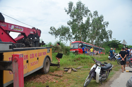 Cảnh sát phải huy động đến 3 xe cẩu để kéo xe khách vè xe con khỏi hiện trường.