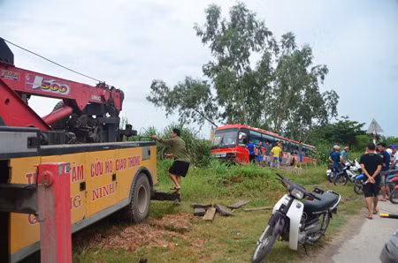 Cảnh sát phải huy động đến 3 xe cẩu để kéo xe khách vè xe con khỏi hiện trường.