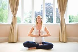 Các phụ nữ mang thai vẫn có thể tập yoga nhưng nên chọn các động tác hết sức nhẹ nhàng như massage thư giãn vùng mặt, vùng bụng. Tốt nhất, bạn nên hỏi ý kiến của các bác sĩ chuyên khoa.