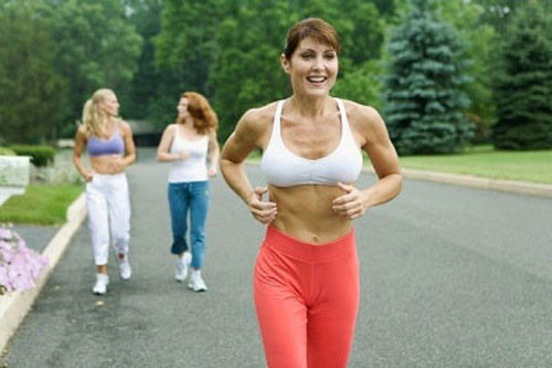 Hoạt động thể chất: Đừng bao giờ bảo rằng bạn quá mệt nên không tập thể dục được. Thật ra, không tập thể dục chính là nguyên nhân khiến bạn mệt mỏi. 90% các nghiên cứu cho thấy việc tập thể dục giúp gia tăng lượng oxy lưu thông trong cơ thể và giải phóng thêm nhiều endorphin và dopamine cho não. Ngoài ra, cơ thể khỏe mạnh sẽ giúp bạn làm việc ít tiêu hao năng lượng hơn.