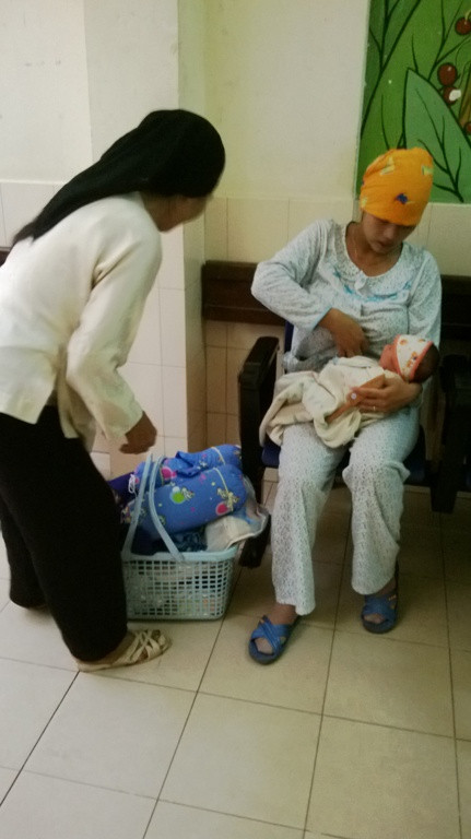 Bà và mẹ cùng nhau đưa bé sơ sinh vào viện