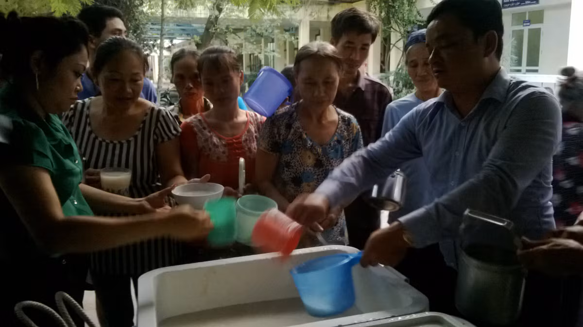 Chỉ trong khoảng 15 phút, thùng cháo đầy đã được phát hết veo.