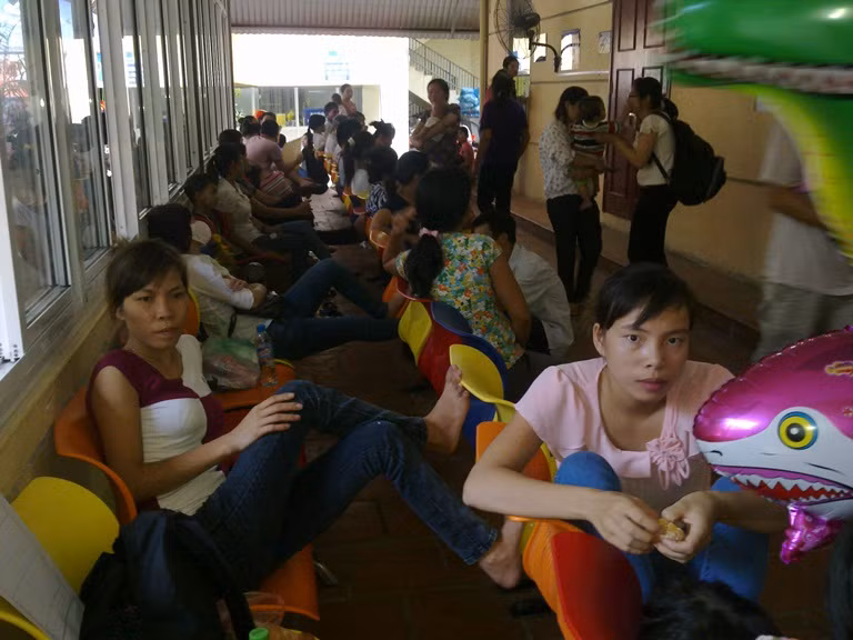 Xếp hàng đợi đến lượt đưa con vào khám tại BV Nhi Trung ương