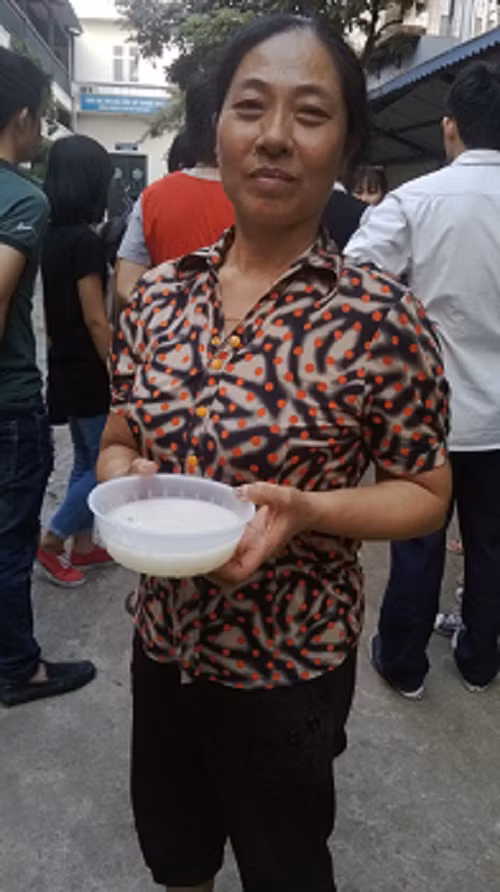 Bệnh nhân và người nhà bệnh nhân thì phấn khởi khi nhận được những bát cháo thơm ngon.