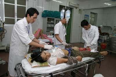 Cấp cứu nạn nhân bị tai nạn giao thông tại Bệnh viện Việt Đức.