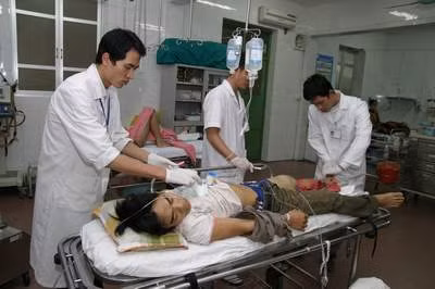 Cấp cứu nạn nhân bị tai nạn giao thông tại Bệnh viện Việt Đức.