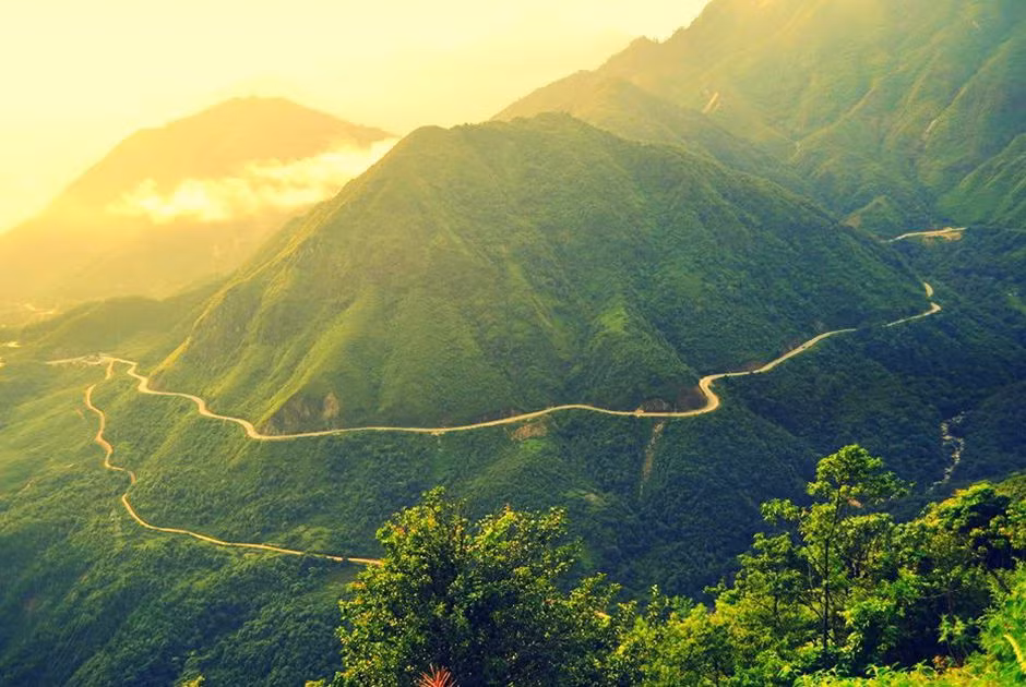 Có chiều dài lên tới 32 km, đèo Pha Đin ở Điện Biên được mệnh danh là một trong tứ đại đỉnh đèo ở Tây Bắc. Tên gọi Pha Đin mang hàm ý nơi tiếp giáp giữa trời và đất đã nói lên vẽ hùng vĩ của cung đèo này. Từ nhiều năm nay, Pha Đin là cung đèo hu hút tín đồ phượt, thích chinh phục, mê mạo hiểm. Ảnh: Baodantoc.vn.