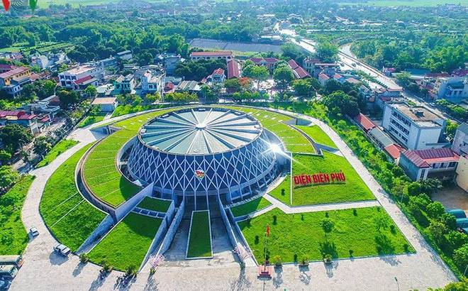 Khu di tích chiến thắng Điện Biên Phủ bao gồm bảo tàng, tượng đài chiến thắng Điện Biên Phủ; đồi A1, C1, C2, D1; nghĩa trang liệt sỹ đồi A1; hầm tướng Đờ Cát; sân bay Mường Thanh; cứ điểm Hồng Cúm, Him Lam; sở chỉ huy chiến dịch Điện Biên Phủ…Đến khu di tích này, du khách sẽ như trở về với những năm tháng chiến tranh chống Pháp cứu nước hào hùng của dân tộc. Ảnh: VOV.