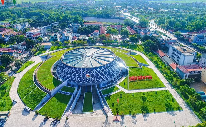 Khu di tích chiến thắng Điện Biên Phủ bao gồm bảo tàng, tượng đài chiến thắng Điện Biên Phủ; đồi A1, C1, C2, D1; nghĩa trang liệt sỹ đồi A1; hầm tướng Đờ Cát; sân bay Mường Thanh; cứ điểm Hồng Cúm, Him Lam; sở chỉ huy chiến dịch Điện Biên Phủ…Đến khu di tích này, du khách sẽ như trở về với những năm tháng chiến tranh chống Pháp cứu nước hào hùng của dân tộc. Ảnh: VOV.