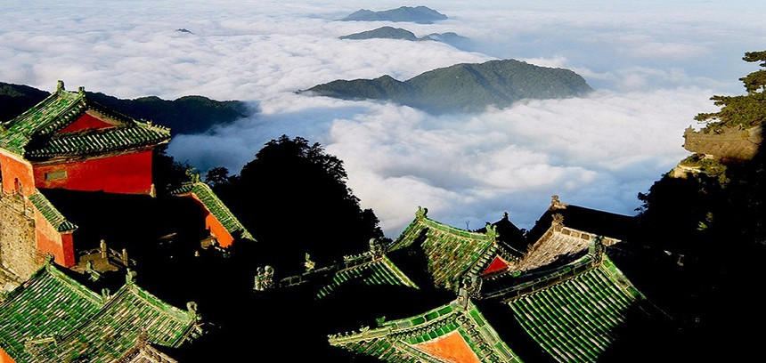 Năm 1994, núi Võ Đang đã được UNESCO đưa vào danh sách Di sản thế giới. Ngày nay, Võ Đang là một trong những danh lam thắng cảnh nổi tiếng nhất ở tỉnh Hồ Bắc, thu hút đông đảo khách du lịch ghé thăm. Ngoài các tòa nhà cổ xưa, núi Võ Đang còn lưu giữ hơn 7.400 di tích văn hóa quý giá, đặc biệt là các di sản văn vật Đạo giáo mang ý nghĩa văn hóa sâu xa. Ảnh: Chinavoyages.