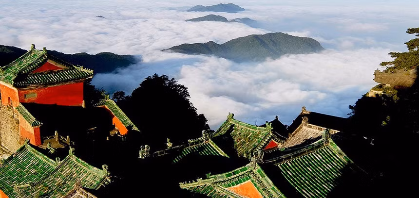 Năm 1994, núi Võ Đang đã được UNESCO đưa vào danh sách Di sản thế giới. Ngày nay, Võ Đang là một trong những danh lam thắng cảnh nổi tiếng nhất ở tỉnh Hồ Bắc, thu hút đông đảo khách du lịch ghé thăm. Ngoài các tòa nhà cổ xưa, núi Võ Đang còn lưu giữ hơn 7.400 di tích văn hóa quý giá, đặc biệt là các di sản văn vật Đạo giáo mang ý nghĩa văn hóa sâu xa. Ảnh: Chinavoyages.