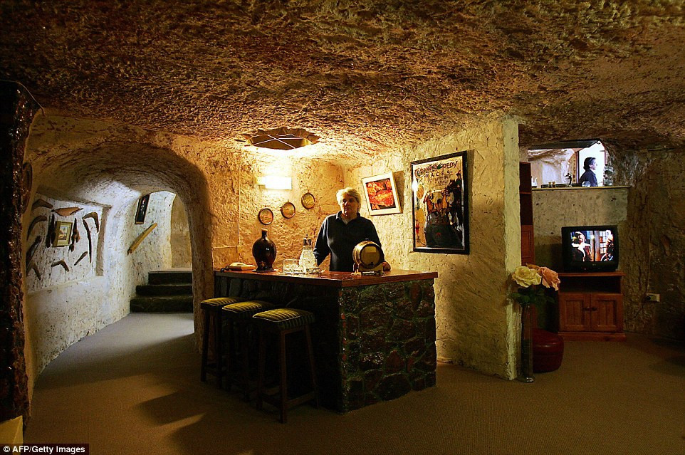 Hàng năm, một lễ hội nhỏ cũng được tổ chức vào cuối mùa hè, người dân thị trấn đến với nhau để ca hát, nhảy múa, diễu hành và tham gia các hoạt động trên mặt đất. Ảnh: AFP/Getty Images.