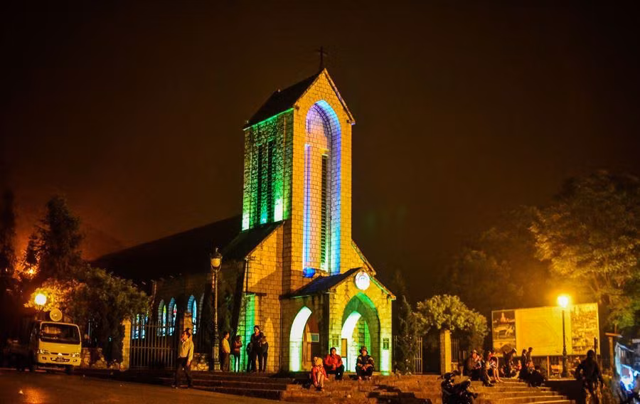 Tọa lạc ngay trung tâm thị trấn Sapa, nhà thờ Đá Sapa được xây dựng từ năm 1895 dưới thời Pháp thuộc, được coi là dấu ấn kiến trúc cổ toàn vẹn nhất của người Pháp còn sót lại ở nước ta. Ngày nay, nhà thờ đã được tôn tạo, bảo tồn, trở thành biểu tượng không thể thiếu khi nhắc đến Sa Pa. Nhà thờ Sa Pa toạ lạc phía sau là núi Hàm Rồng, phía trước là khu đất rộng, bằng phẳng, nơi diễn ra những lễ hội đầy màu sắc của phố núi. Ảnh: Du lịch Sa Pa.