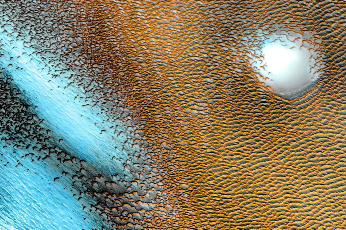 Hình ảnh cồn cát xanh trên Hỏa tinh được chụp bằng THEMIS (Thermal Emission Imaging System), camera hồng ngoại của tàu quỹ đạo Odyssey. Theo NASA, bức ảnh này được chỉnh màu dựa trên nhiệt độ cồn cát. Màu vàng cam tượng trưng cho khu vực cồn cát ấm, màu xanh thể hiện khu vực có nhiệt độ thấp hơn.