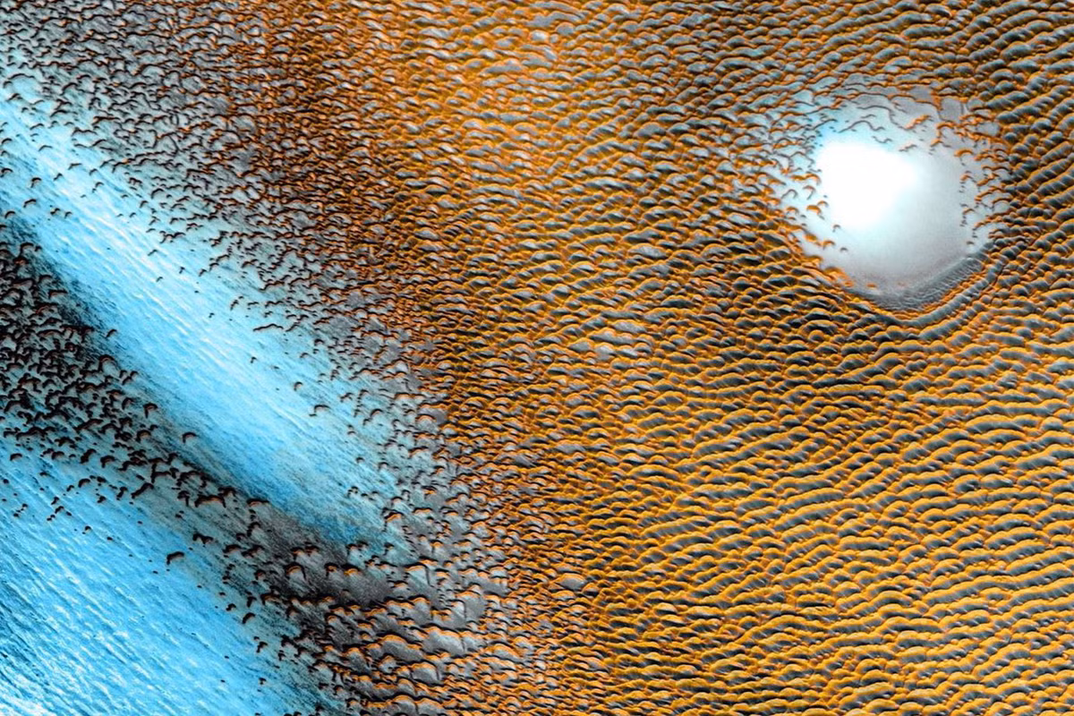 Hình ảnh cồn cát xanh trên Hỏa tinh được chụp bằng THEMIS (Thermal Emission Imaging System), camera hồng ngoại của tàu quỹ đạo Odyssey. Theo NASA, bức ảnh này được chỉnh màu dựa trên nhiệt độ cồn cát. Màu vàng cam tượng trưng cho khu vực cồn cát ấm, màu xanh thể hiện khu vực có nhiệt độ thấp hơn.